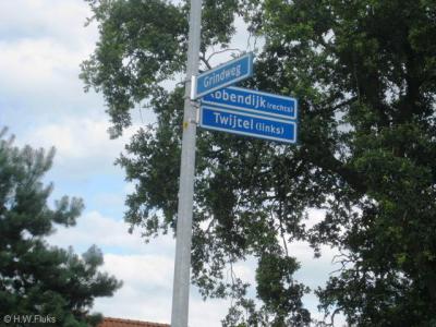 De weg Z van de kruising in Twijtel heeft twee namen en wordt met straatnaambordjes keurig als zodanig aangegeven.
