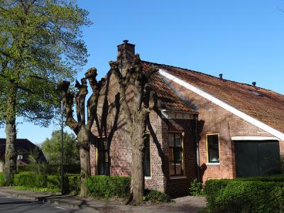 Een van de vele monumentale panden in Uiterburen, een buurtschap aan de gelijknamige weg tussen Noordbroek en Zuidbroek. (© https://groninganus.wordpress.com)