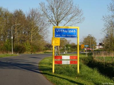 Uithuizen is een dorp in de provincie Groningen, in de streek Hoogeland, gemeente Het Hogeland. Het was een zelfstandige gemeente t/m 1978. In 1979 over naar gemeente Hefshuizen, in 1990 over naar gemeente Eemsmond, in 2019 over naar gemeente Het Hogeland