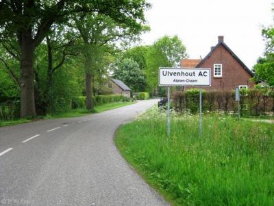 Als je vanuit het dorp Uvenhout de buurtschap Geersbroek binnenkomt, over de Anneville-laan, staat er een plaatsnaambord met de plaatsnaam Ulvenhout AC. Hoe dat zit, kun je lezen in het hoofdstuk Status.
