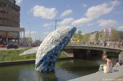 Van januari t/m juni 2019 kon je deze levensgrote plastic walvis aantreffen in de Catharijnesingel in Utrecht. De achtergrond hiervan kun je lezen achterin het hoofdstuk Bezienswaardigheden.