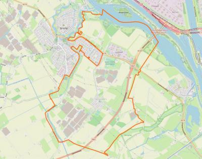 En dit is het huidige dorpsgebied van Vierpolders (binnen de oranje lijn). Duidelijk te zien is de 'hap' die de gemeente en stad Brielle na de herindeling van 1980 uit het dorpsgebied heeft genomen om de wijk Nieuwland te kunnen realiseren.