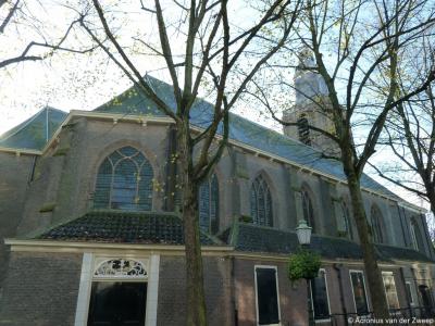 De Grote Kerk op de Markt dateert uit de 14e eeuw. De kerk diende in de eerste instantie als parochiekerk voor Vlaardingen, Vlaardingerambacht en Zouteveen. Na de Reformatie (1572) kwam de kerk in handen van de protestanten.