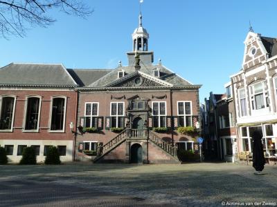 Op de Markt vinden we op nr. 11 ook het Oude Stadhuis. Het is in 1650 door Bartholomeus Drijffhout gebouwd in classicistisch barokke vormen.