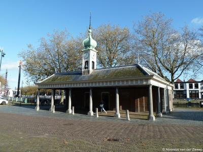 De Visbank in Vlaardingen (Westhavenplaats 37) was vanouds een visafslag. Het gebouw, een ontwerp van Jacob van Schie, is in 1778 gebouwd. In 1984 werd een bloemenwinkel in gevestigd. In 2006 kwam er ook een lunchroom, die in 2014 is verbouwd tot ijssalon
