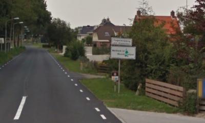 De dorpskern van Vogelenzang is uiteraard een bebouwde kom met - dus - blauwe plaatsnaamborden. Maar het dorp heeft ook nog een omvangrijk buitengebied, buiten de bebouwde kom dus, dat daarom wordt aangegeven met witte plaatsnaamborden. Keurig! (© Google)