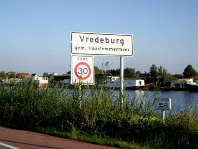 Als je Vredeburg zegt, denkt iedereen - zeker degenen in de provinicie Utrecht - aan het bekende, bijna gelijknamige Vredenburg in het centrum van Utrecht, maar het is, weliswaar zonder n in het midden, ook een buurtschap in de gemeente Haarlemmermeer.