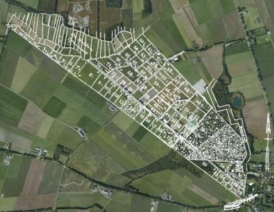 Dhr. Lels had zijn landgoed Vredenheim verdeeld in 74 percelen. Die verdeling is hier geprojecteerd op een actuele Google Maps kaart. (© Old Grol)