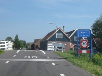Warder is een dorp in de provincie Noord-Holland, in de streek Waterland, gemeente Edam-Volendam. Het was een zelfstandige gemeente t/m 31-7-1970. Per 1-8-1970 over naar gemeente Zeevang, in 2016 over naar gemeente Edam-Volendam. (© H.W. Fluks)