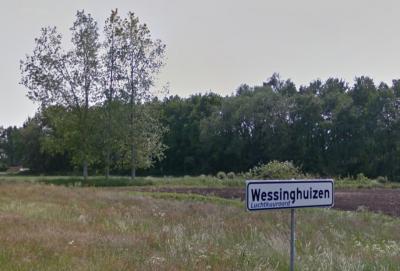 De plaatsnaamborden van buurtschap Wessinghuizen zijn in 2015 voorzien van het opschrift 'Luchtkuuroord', een initiatief van inwoner Jan Willem Kok. (© Google StreetView)