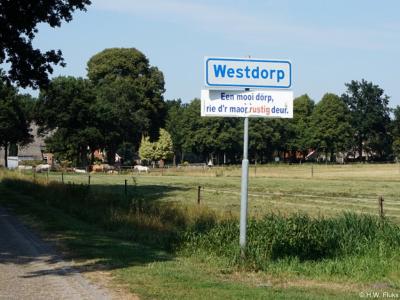 Westdorp is een mooi dorp, dus rij of wandel er maar rustig door om ervan te genieten. En zoek de verschillen met het onderbord op de eerste foto op deze pagina (daar stond een klein spelfoutje in, voor de fijnproevers m.b.t. het Drents).