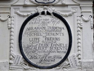 Gevelsteen, met daarin de namen van de bouwheren van de in 1776 gebouwde kerk van Westerlee (© Harry Perton/https://groninganus.wordpress.com)