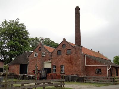 Winschoten, deze voormalige brouwerij uit 1865 is gelukkig behouden gebleven en herbestemd tot woning. (© Harry Perton / https://groninganus.wordpress.com)