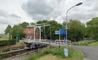 Buurtschap Wirdumerdraai is genoemd naar de vroegere draaibrug alhier over het Damsterdiep. Deze brug is in de jaren tachtig van de 20e eeuw vervangen door een ophaalbrug, in het Gronings is dat een 'klap'. Vandaar dat de huidige brug Wirdumerklap heet.
