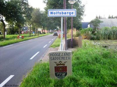 De buurtschap Wolfsbarge heeft witte plaatsnaamborden en ligt buiten de bebouwde kom (60 km-zone). Aan de Drentse kant, als je vanuit het Drentse dorp De Groeve Wolfsbarge binnenkomt, staat tevens een fraaie steen met het wapen van Hoogezand-Sappemeer.
