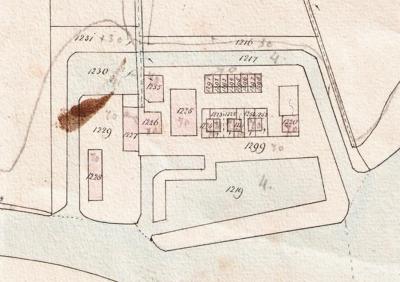 Getuige deze kadastrale kaart uit 1887, het jaar van sluiting van het complex, was er in buurtschap Ymedam uiteindelijk sprake van een 5-tal fabriekspanden plus een 15-tal arbeiderswoningen. (© www.tresoar.nl)