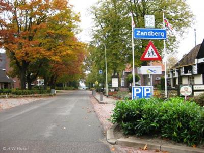 Soms is het lastig wat in de praktijk tot een bepaald dorp valt te rekenen. Het formele deel van dorp Zandberg is piepklein en ligt in Drenthe. Een veel groter deel ligt aan de Groningse kant, maar ligt voor de post 'in' Musselkanaal en Ter Apelkanaal...