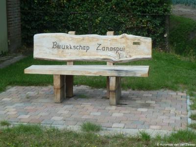 Wandelaars en fietsers kunnen even uitrusten op een recentelijk geplaatst, mooi houten rustbankje bij huisnr. 42, met inscriptie 'buurtschap Zandspui'. Onze complimenten hiervoor! Hopelijk is dit een inspirerend voorbeeld voor andere buurtschappen.