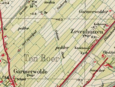 De Garmerwolder buurtschap Zevenhuisjes (op oudere kaarten Zevenhuizen geheten) is rond 1880 gebouwd als groepje arbeidershuisjes voor de arbeiders van de direct NO hiervan gelegen kalkovens. Op deze kaart worden buurtschap en kalkovens duidelijk vermeld.
