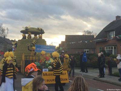 De buurtschap Zevenhuizen is in 1974 d.m.v. grenscorrectie van Hoogland naar de gemeente Bunschoten gegaan. Toch voelen ze zich nog altijd met Hoogland verbonden, en doen ze bijv. nog steeds mee met de jaarlijkse carnavalsoptocht in Hoogland (foto: 2016).