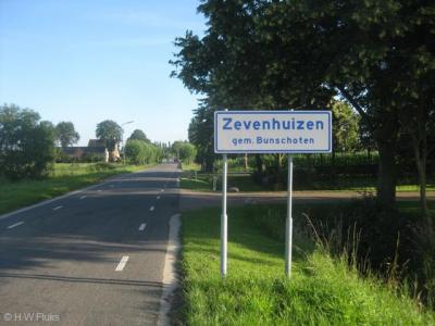 De buurtschap Zevenhuizen heeft sinds 2012 plaatsnaamborden, zodat je nu tenminste kunt zien dat het een buurtschap is en niet zomaar wat boerderijen 'in' Hoogland of Bunschoten, en je kunt eraan zien wanneer je de buurtschap binnenkomt en weer verlaat.
