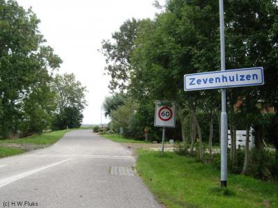 Buurtschap Zevenhuizen zal, gezien de naamgeving, oorspronkelijk zeven huizen hebben omvat. Later zijn het er acht geweest, en tegenwoordig zijn het er wederom zeven.