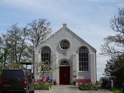 Het GKV zaalkerkje in Zijldijk is in 2009 aan de eredienst onttrokken. De buren, de familie Schaap, hebben het verbouwd en herbestemd tot vakantiehuis. (© Harry Perton / https://groninganus.wordpress.com/2021/05/14/hemelvaartrondje-zijldijk)