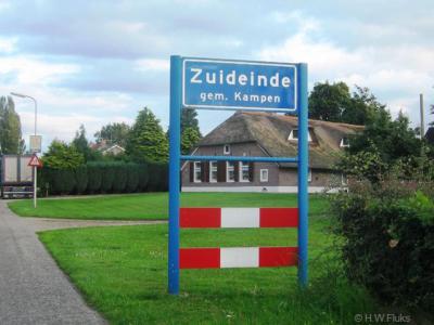 De buurtschap Zuideinde is een leuk grensgevalletje: het grootste deel van de buurtschap ligt in de provincie Overijssel, streek Salland, gemeente Kampen, formele ahum 'woonplaats' Kamperveen. Voor verdere toelichting zie kopje Status.