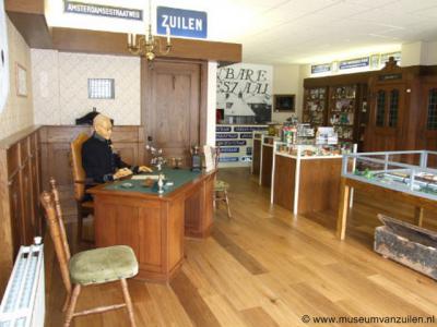 Dé grote promotor van de geschiedenis van Zuilen is Wim van Scharenburg, die het Museum van Zuilen beheert, én al 6 boeken over Zuilen heeft geschreven, én sinds okt. 2012 wekelijks een artikel schrijft over het oude Zuilen. Nu al meer dan 130 artikelen!