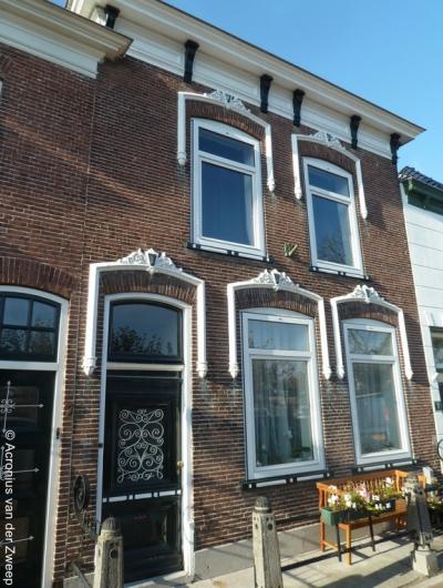Zoals je op de vorige foto's al zag, is het aan te bevelen om eens op je gemak door het centrum van Zwartewaal te wandelen en de vele monumentale huizen te bekijken. Een daarvan is bijv. dit huis uit ca. 1875 op Dorpsstraat 9, een gemeentelijk monument.