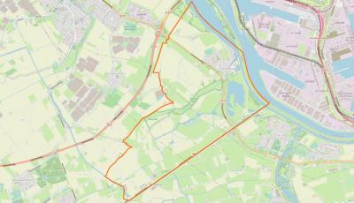 En dit is het huidige dorpsgebied van Zwartewaal (binnen de oranje lijn) (© www.openstreetmap.org)