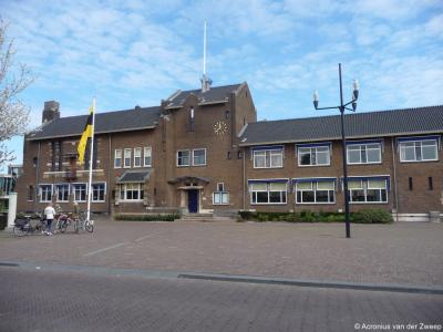 Het door architectenbureau Granpré Molière, Verhagen & Kok ontworpen Raadhuis van Zwijndrecht met bodewoning, postkantoor en politiebureau (Raadhuisplein 1) is in 1932 gebouwd in de traditie van het Traditionalisme (Delftse School).