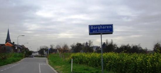 Borgharen is sinds 1970 wel geméénte Maastricht, maar is gelukkig niet - zoals veel andere dorpen - door de stád opgeslokt, omdat de Maas en het Julianakanaal de kernen van elkaar scheiden. Daarom is Borgharen nog altijd een landelijk groen dorpje.