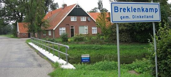 Breklenkamp (op de foto een ensemble nabij de brug over de Geele Beek in de Hoofdstraat) is een buurtschap in de provincie Overijssel, in de streek Twente, gemeente Dinkelland. T/m 2000 gemeente Denekamp.