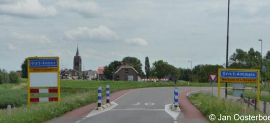 Groot-Ammers is een dorp in de provincie Zuid-Holland, in de streek Alblasserwaard, gem. Molenlanden. Het was een zelfstandige gem. t/m 1985. In 1986 over naar gem. Liesveld, in 2013 over naar gem. Molenwaard, in 2019 over naar gem. Molenlanden.