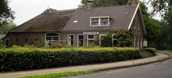 Het pand met opschrift Huis ter Heide (Asserstraat 136) is gebouwd in 1886, op de plaats van een uit 1777 daterende voorganger. Voormalige herberg, oorsprong van de nederzetting. Vroeger vertrokken hier de strafkolonisten uit Veenhuizen per trekschuit.