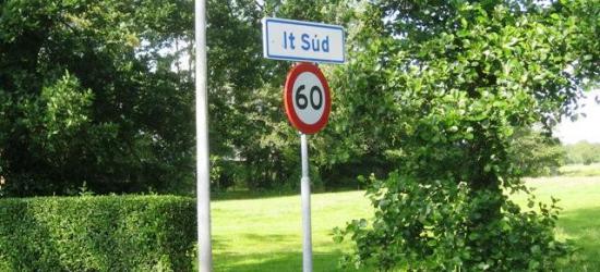 It Súd is een buurtschap die, zoals de naam al suggereert, ergens ten zuiden van ligt, in dit geval van Drachten. Direct N van Drachten ligt een corresponderende buurtschap Noarderein.