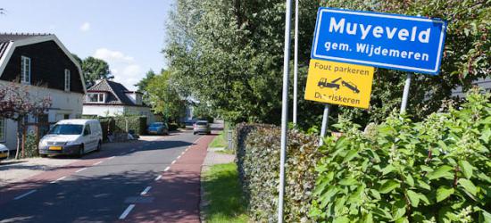 Muyeveld is een buurtschap van het dorp Nieuw-Loosdrecht, gelegen aan een deel van de kilometerslange Nieuw-Loosdrechtsedijk, die één langgerekte bebouwde kom is, met daarin een deel van het dorp Nieuw-Loosdrecht en de buurtschappen Muyeveld en Boomhoek.