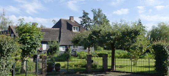 Buurtschap Muyeveld omvat een 40-tal panden, overwegend luxe, vrijstaande villa's aan het water van de Loosdrechtse Plassen in het N en de Breukeleveense Plas in het Z.