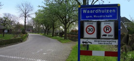 Waardhuizen is een dorp in de provincie Noord-Brabant, in de regio West-Brabant, en daarbinnen in de streek Land van Heusden en Altena, gemeente Altena.