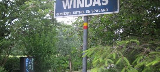 Windas is een van de oude buurtschapjes in de voormalige gemeente Kethel en Spaland die ondanks de verstedelijking moedig stand heeft gehouden. Dit bord is door creatieve inwoners gemaakt, want de gemeente Kethel en Spaland is al in 1941 opgeheven.