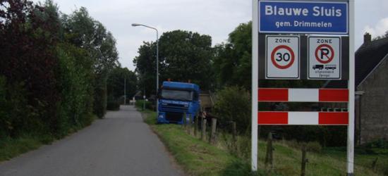 Blauwe Sluis heeft blauwe plaatsnaamborden en is/heeft dus een 'bebouwde kom', maar voor de postadressen ligt de buurtschap 'in' Lage Zwaluwe. (© H.W. Fluks)