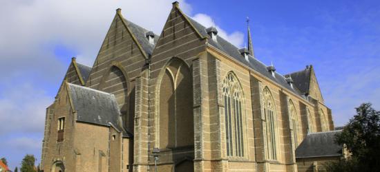 De robuuste en mooi vrijstaande Grote of Sint Nicolaaskerk in Brouwershaven