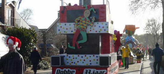 Wijk Dobbe/Grijssloot, oftewel de carnavalswagenbouwgroep uit dit deel van Leens, heeft in 2012 het 33-jarig bestaan gevierd, omdat men in de carnavalswereld voor jubilea in eenheden van 11 jaar rekent. (© Wijk Dobbe/Grijssloot)