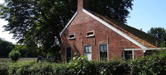 De buurtschap Lutje Ham heeft vier rijksmonumenten. Twee daarvan betreffen dit 19e-eeuwse keuterboerderijtje met stookhut op Wymeersterweg 1. De andere twee betreffen een soortgelijk samenstel op nr. 2. (© Harry Perton)