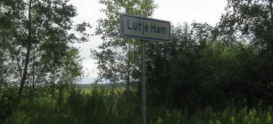 De plaatsnaam Lutje Ham is nooit vermeld geweest in atlassen, Volkstellingen en andere plaatsnamenlijsten. Toch is het al een oude buurtschap. Pas sinds 2013 is d.m.v. plaatsnaambordjes zichtbaar dat en wanneer je de buurtschap binnenkomt. (© H.W. Fluks)