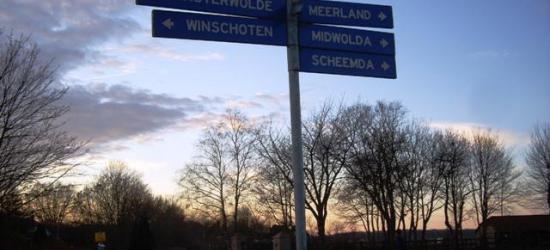 De buurtschap Meerland heeft geen plaatsnaamborden, en je kunt ook niet aan gelijknamige straatnaamborden zien dat je er bent aangekomen, want de weg ter plekke heet Groeveweg. Er staat wel een richtingbordje in de omgeving.