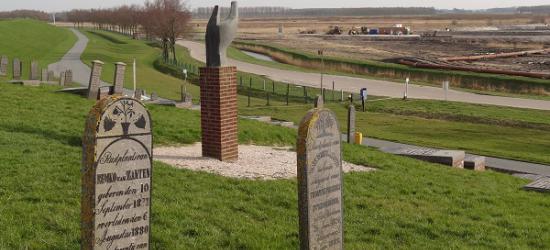 Het dorp Oterdum is helaas afgebroken voor de industrie van Delfzijl. Er bevinden zich nog wel drie bijzondere objecten: de (verlegde) begraafplaats, een monument ter herinnering aan het verdwenen dorp en een kleirijperij. (© Harry Perton)