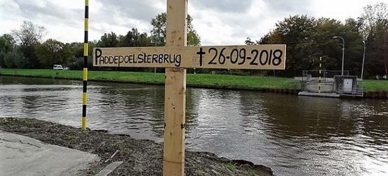 Op 26-9-2018 is een schip tegen de Paddepoelsterbrug gevaren. Op 26-9-2020 hebben omwonenden er een symbolisch grafkruis geplaatst, waarmee ze aandacht vragen voor het feit dat er op dat moment nog altijd geen perspectief op een nieuwe brug is.