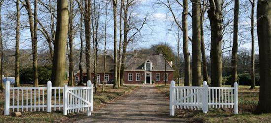 Het kleine dorp Westervelde is zeer bezienswaardig en heeft 13 rijksmonumenten. Het bekendste en 'meest monumentale' rijksmonument in het dorp is het Huis te Westervelde, dat een rijke geschiedenis heeft, zie daarvoor het hoofdstuk Bezienswaardigheden.